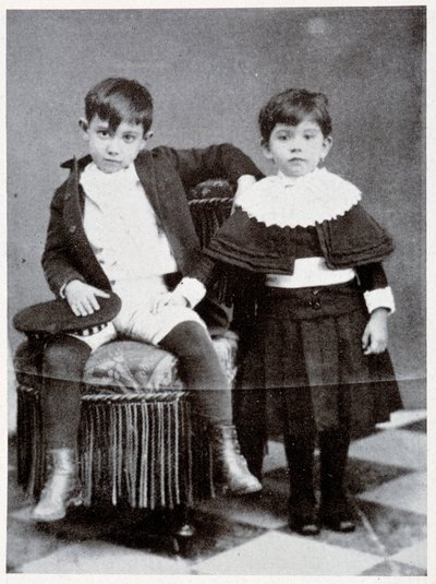 Zevenjarige Pablo Picasso met zijn Zus, Conchita, 1888 door Spanish Photographer